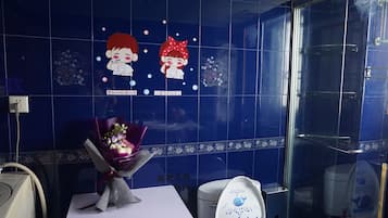 Habitación | Baño | Regadera, pantuflas, toallas