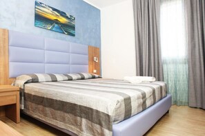 Habitación doble estándar | Caja de seguridad en la habitación, escritorio, cunas y wifi gratis 