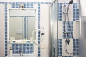 Superior Quadruple Room, Patio | Bathroom | Shower, rainfall showerhead, free toiletries, hair dryer - Coralia Bed and Breakfast (San Vito Lo Capo)