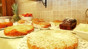 A buffet table with various desserts and fruits. - Coralia Bed and Breakfast (San Vito Lo Capo)
