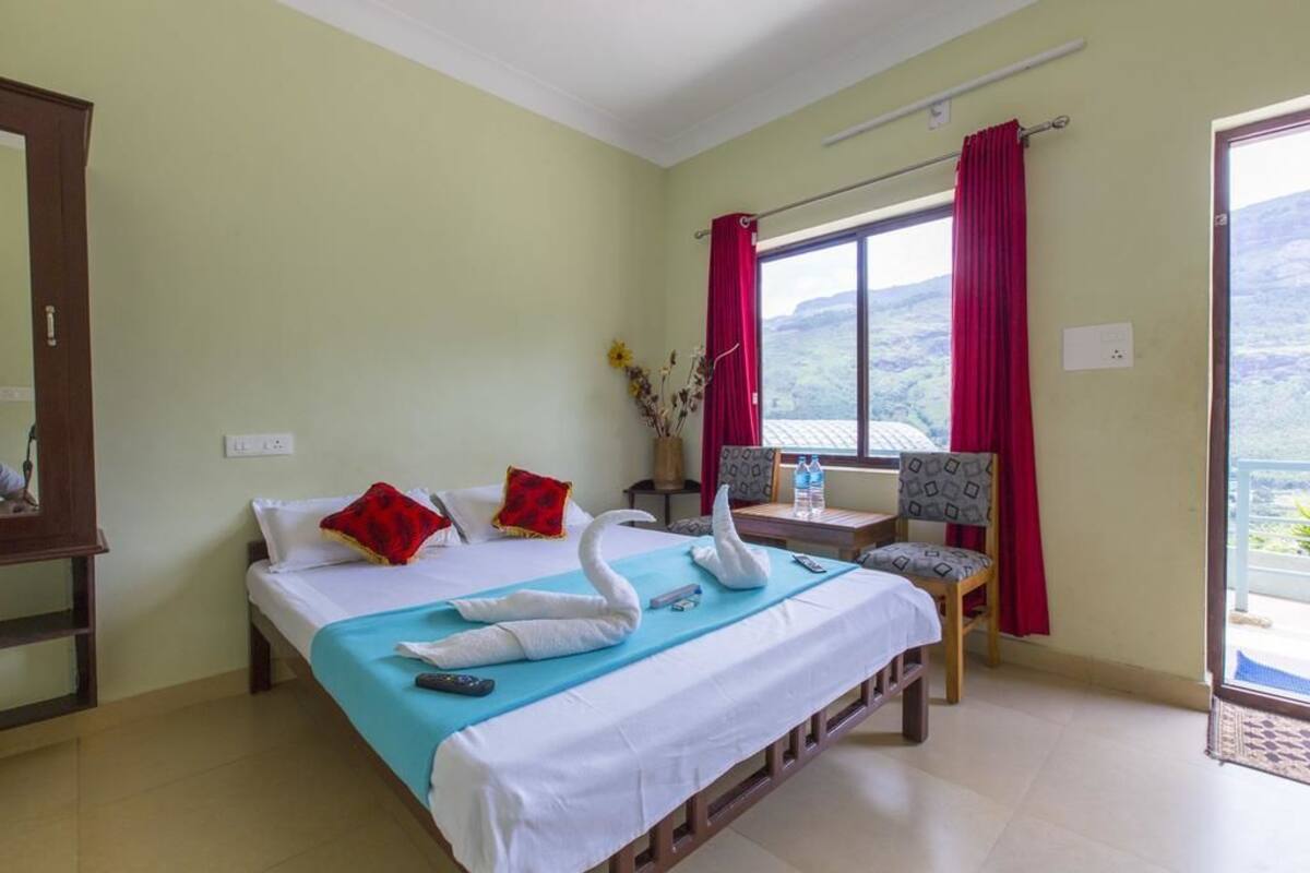 Deluxe Room, 1 King Bed, Non Smoking | WiFi (free)