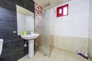 Standard Double Room | Bathroom | Deep-soaking bathtub, free toiletries, hair dryer, bathrobes - Ssan Motel Tongyeong (Tongyeong)