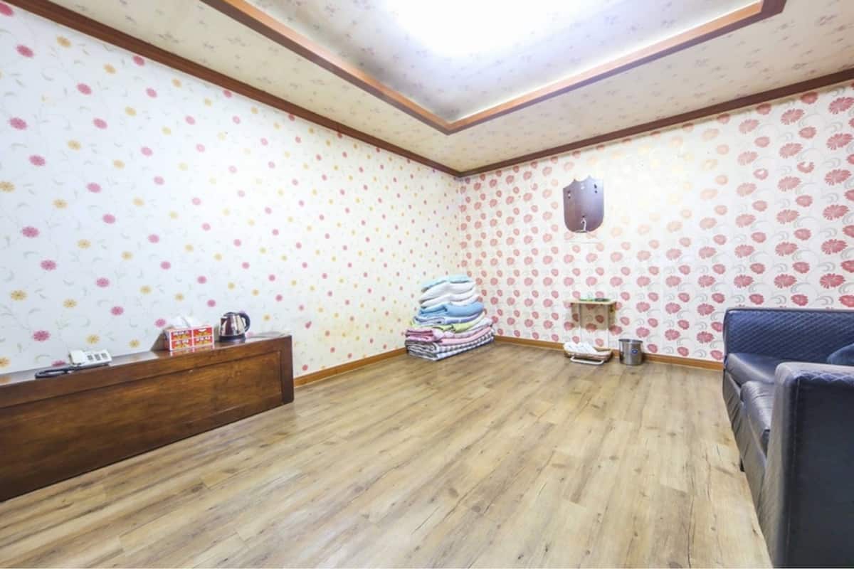 Traditional Room (Ondol) | Desk, free WiFi