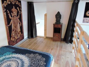 1 bedroom, individually decorated, free WiFi, bed sheets - L'École Buissonnière (Combrand)