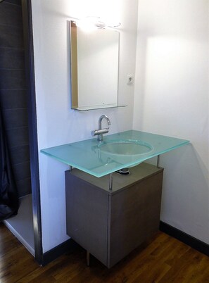 Bathroom - L'École Buissonnière (Combrand)