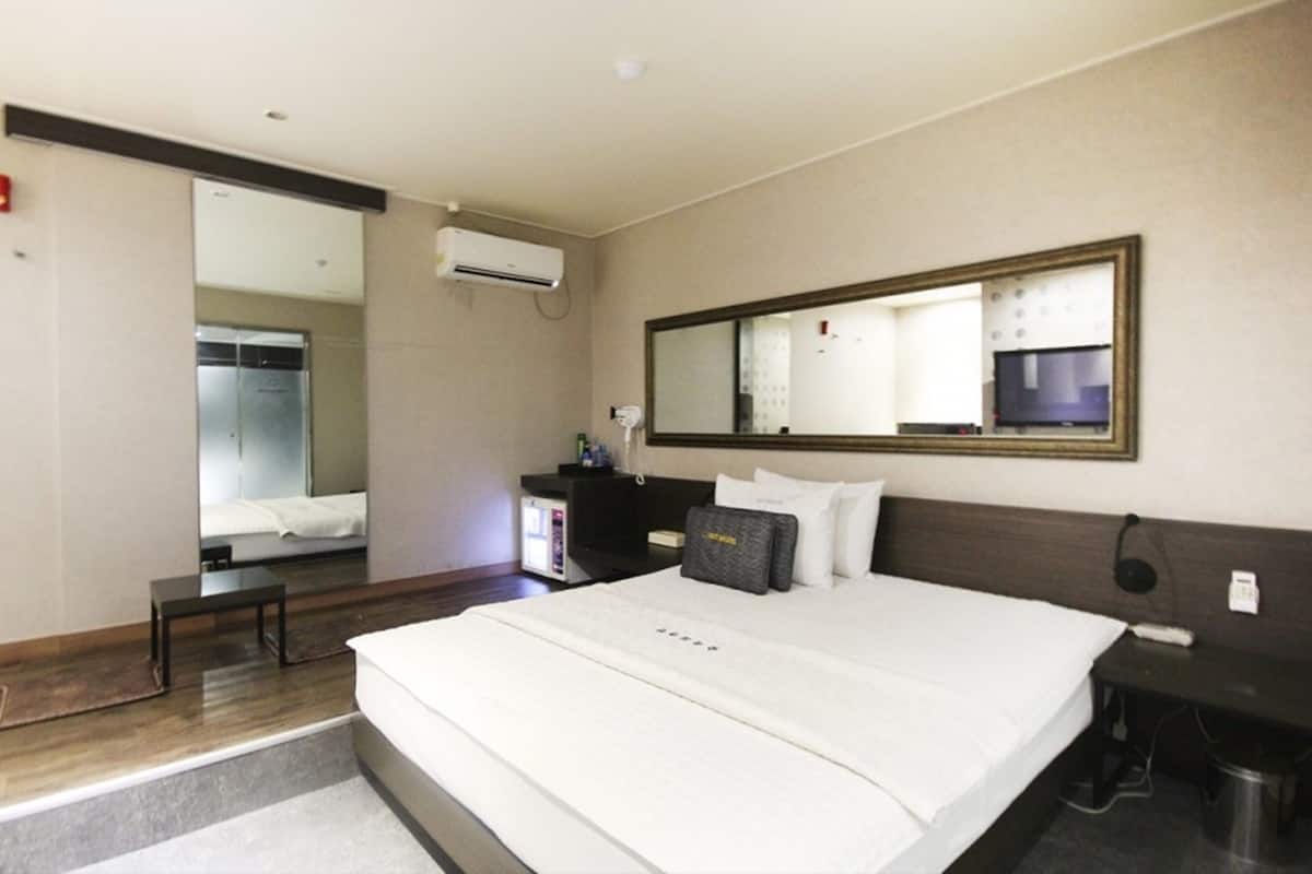 Double Room | Blackout curtains, free WiFi, bed sheets