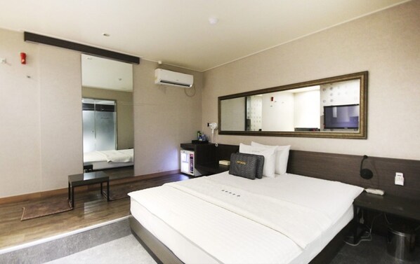 Double Room | Blackout drapes, free WiFi, bed sheets - IMT Motel (Goseong)