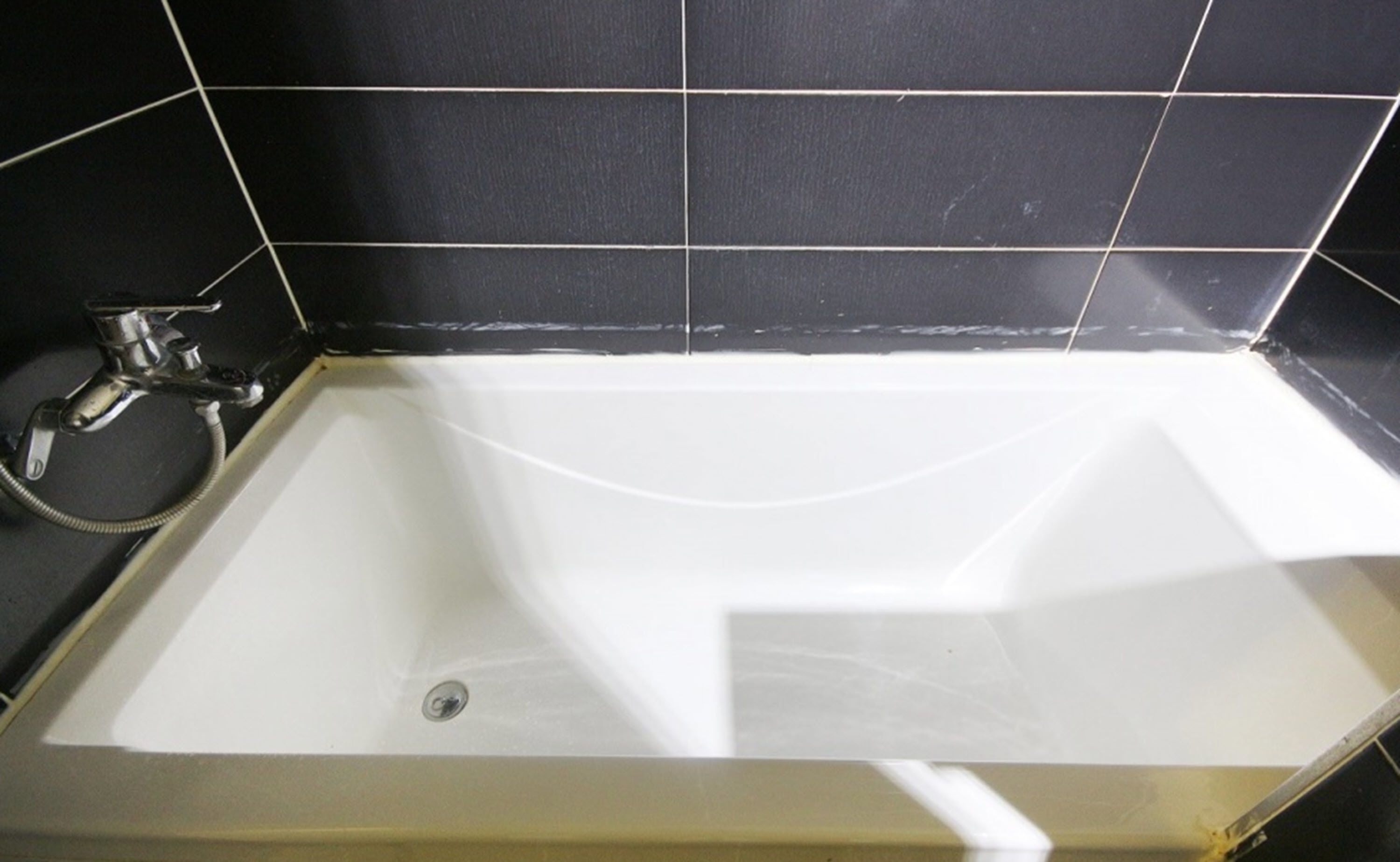 Deep-soaking bathtub
