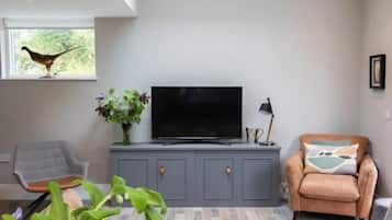 House, 2 Bedrooms | Living room | Flat-screen TV