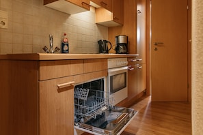 Großer Kühlschrank, Mikrowelle, Ofen, Herdplatte