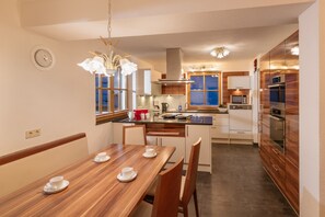 Apartment | Eigene Küche | Großer Kühlschrank, Mikrowelle, Ofen, Herdplatte