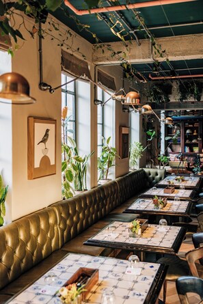 Serveert ontbijt, lunch en diner