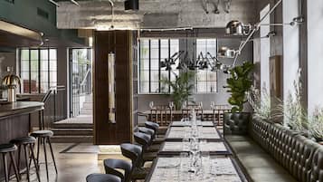 Serveert ontbijt, lunch en diner