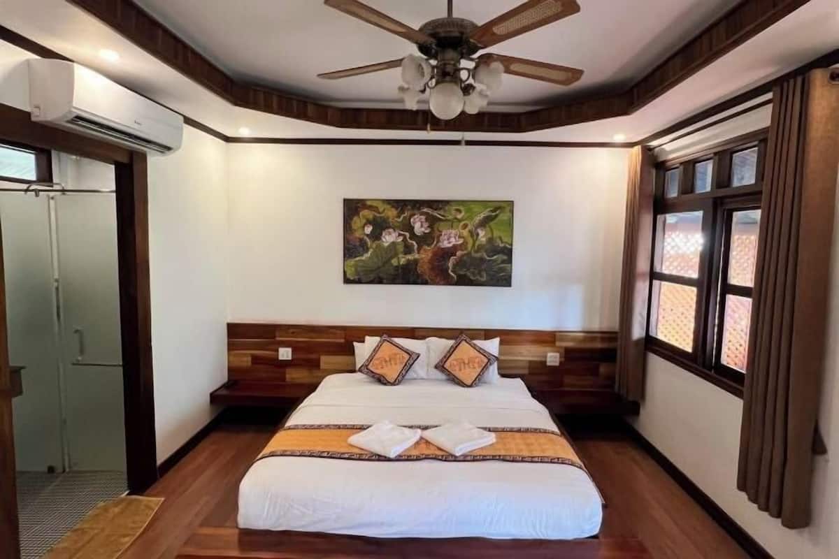 In-room safe, WiFi (free), bed sheets