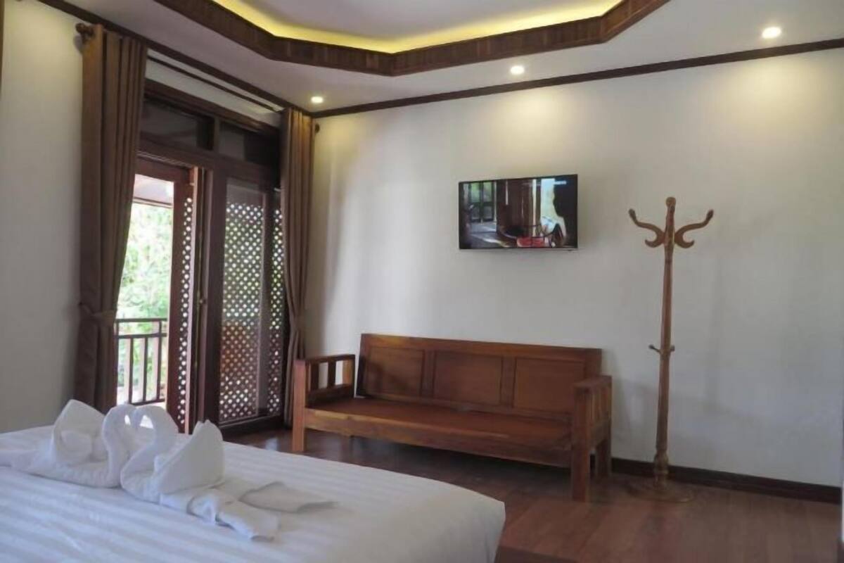 In-room safe, WiFi (free), bed sheets