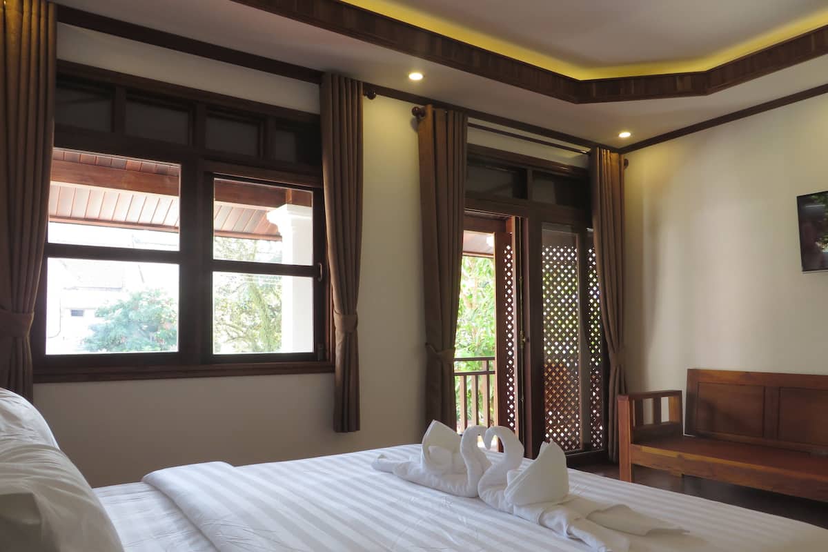 Deluxe Double Room with Balcony | In-room safe, WiFi (free), bed sheets