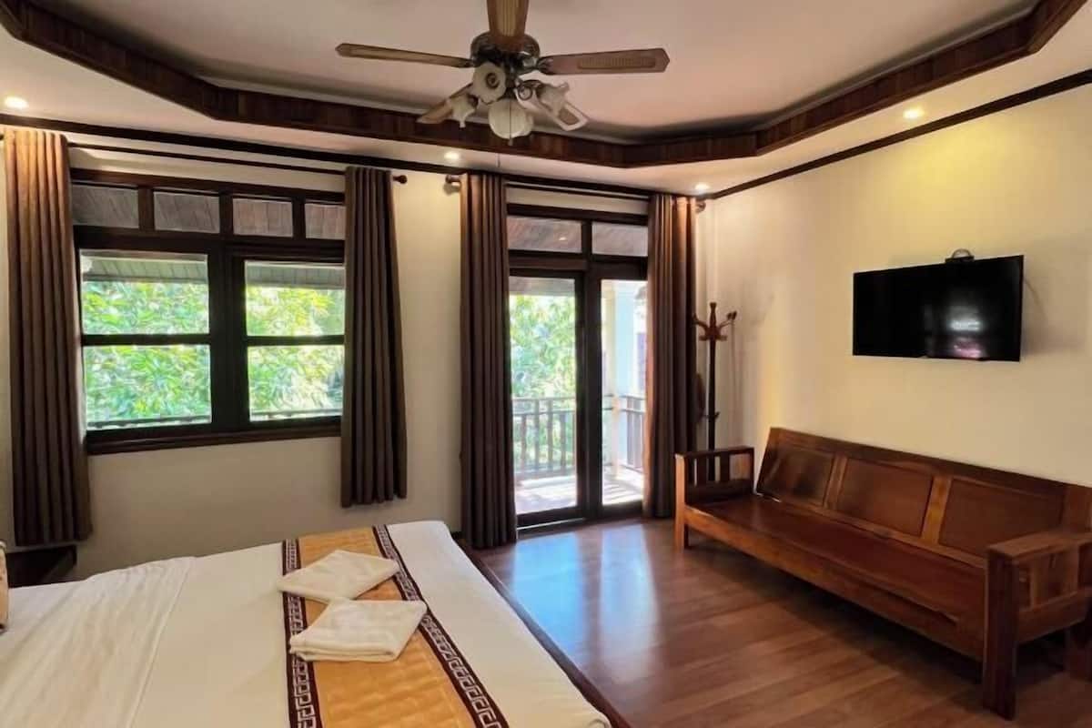 In-room safe, WiFi (free), bed sheets