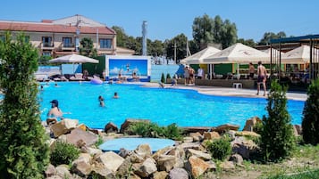 2 outdoor pools, free pool cabanas, pool umbrellas