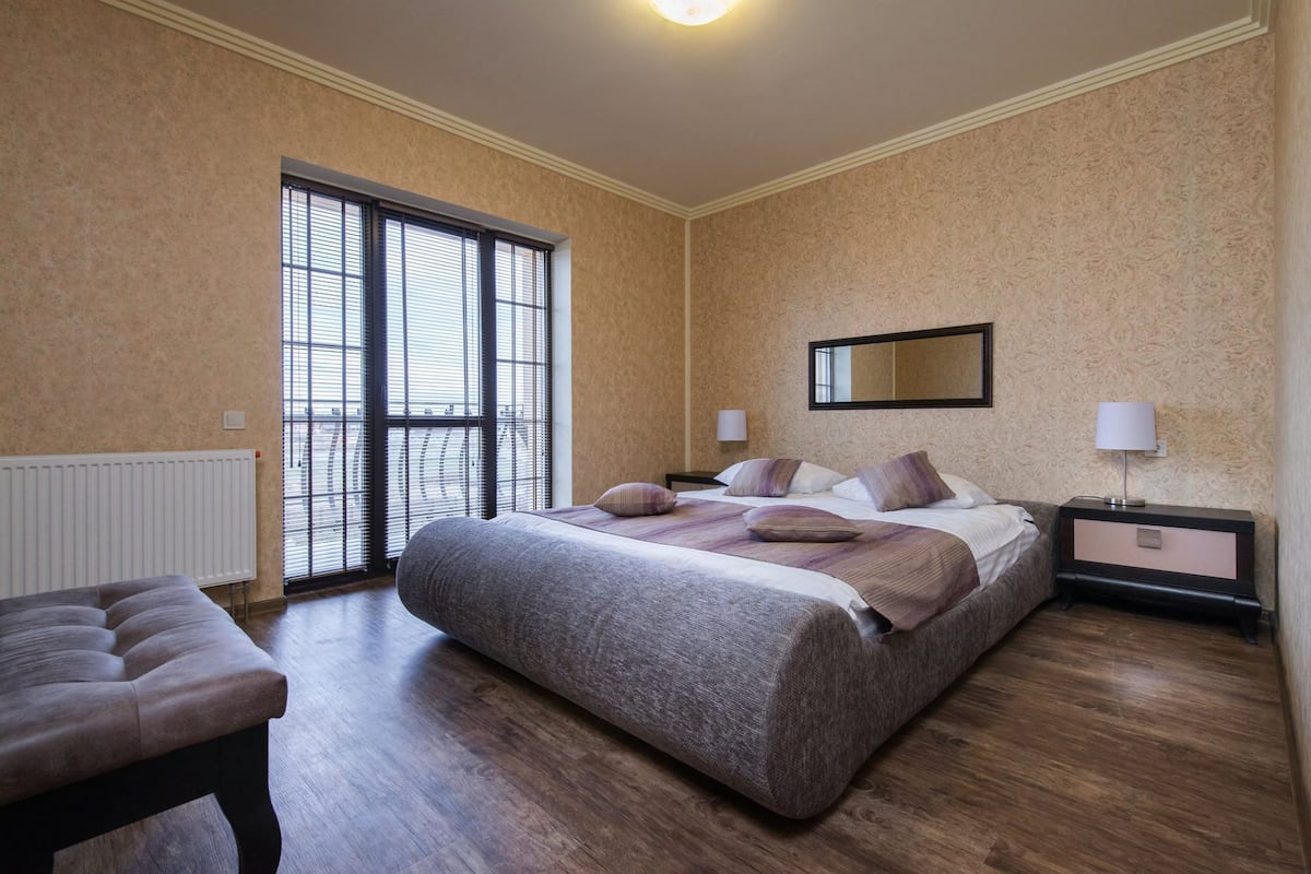 Luxury Suite, 1 Queen Bed | 1 bedroom, desk, laptop workspace, iron/ironing board