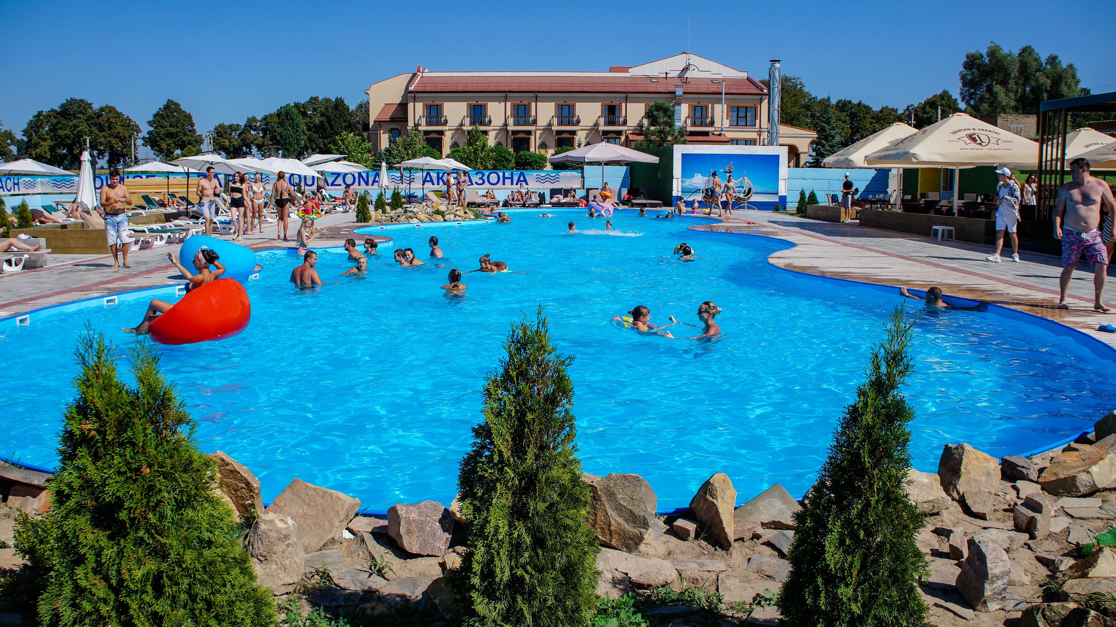 2 outdoor pools, free cabanas, pool umbrellas