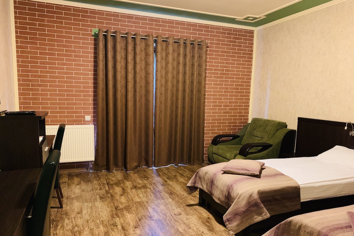 Standard Twin Room | 1 bedroom, desk, laptop workspace, iron/ironing board