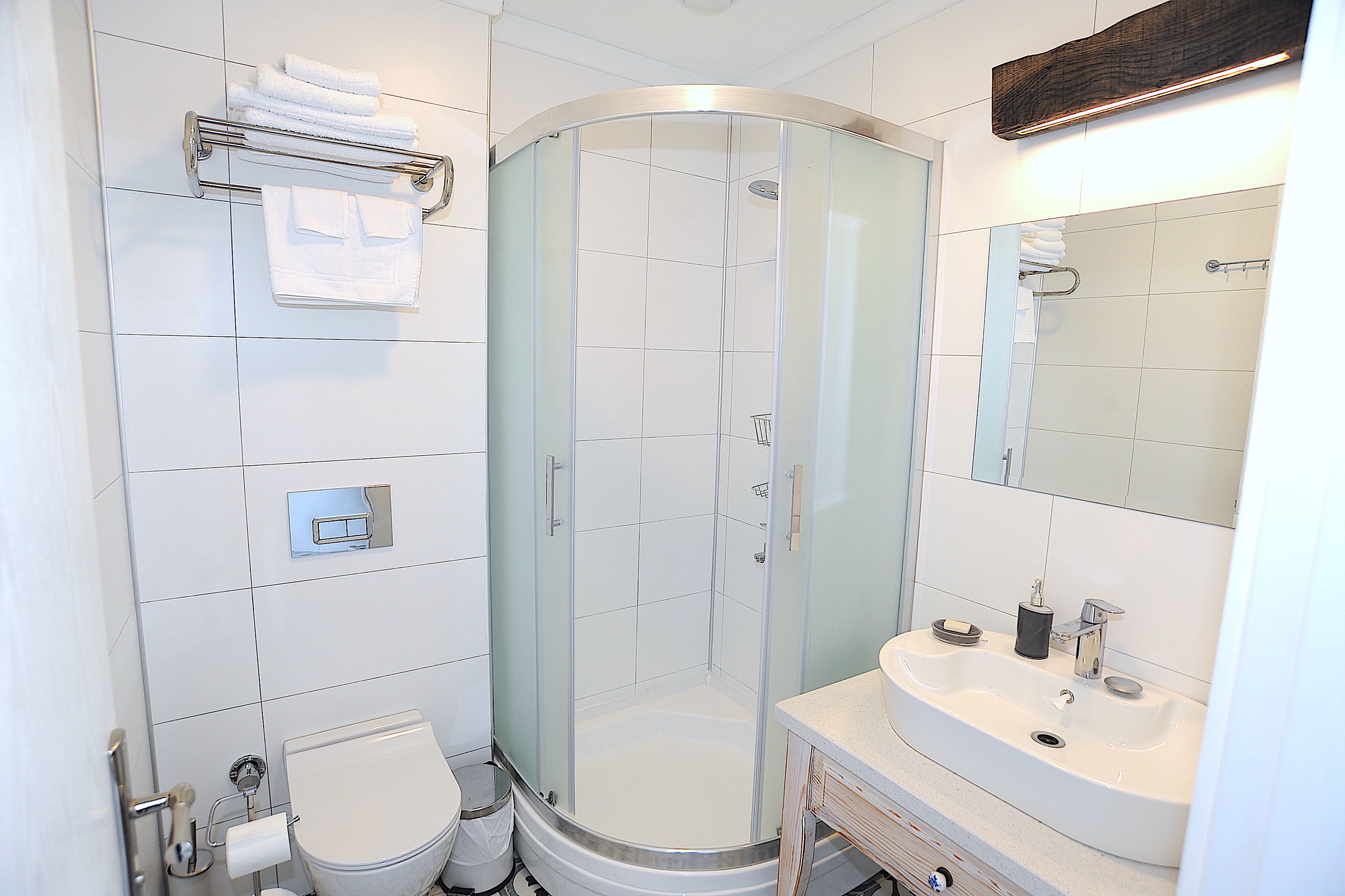 deluxe double room, city view (gelincik) | bathroom | shower, hydromassage showerhead, free toiletries, hair dryer