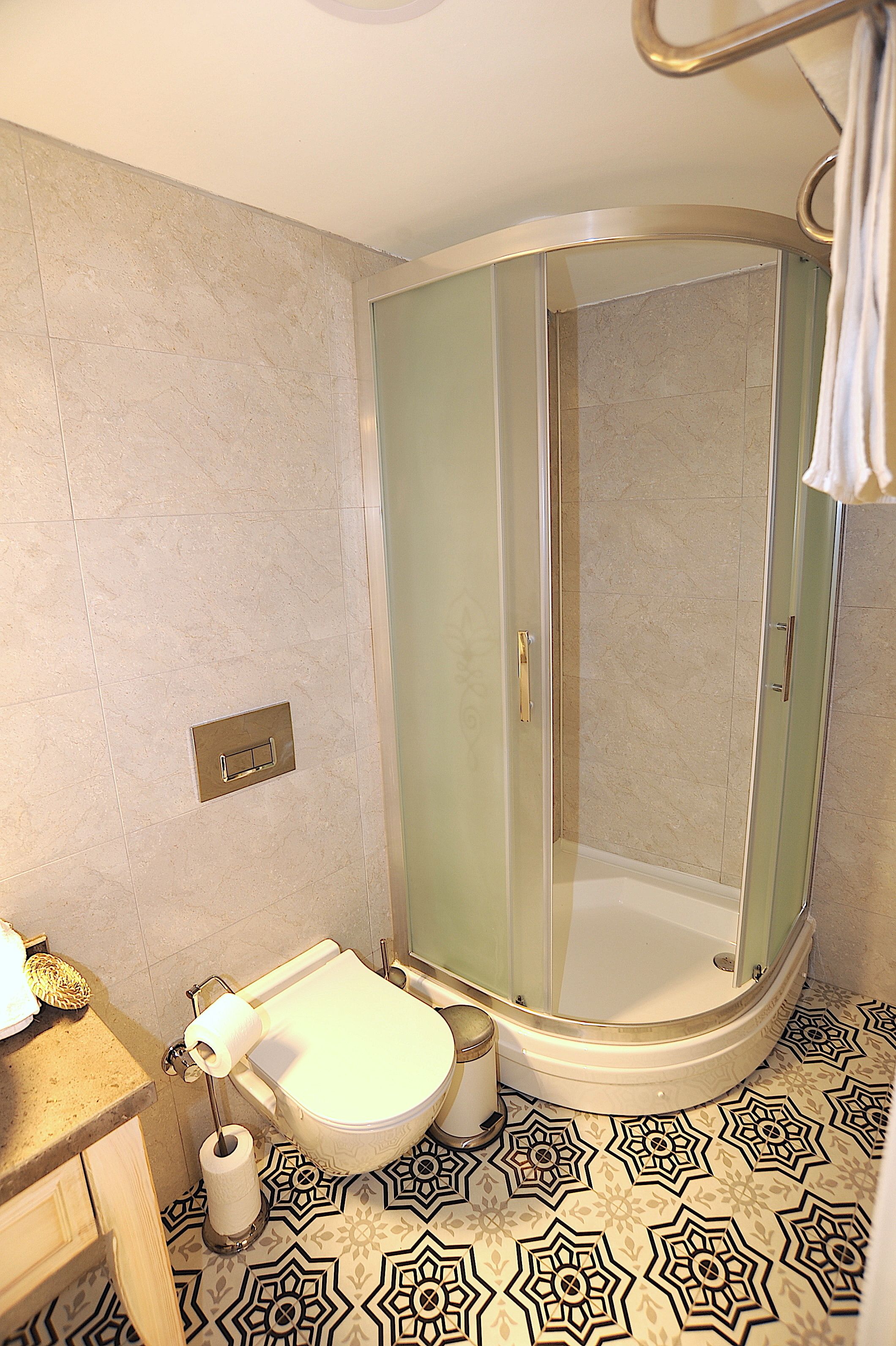 deluxe double room, garden view (bohem) | bathroom | shower, hydromassage showerhead, free toiletries, hair dryer