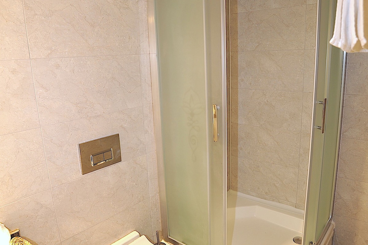 deluxe double room, garden view (bohem) | bathroom | shower, hydromassage showerhead, free toiletries, hair dryer
