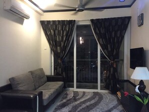 Una televisión de pantalla plana, una mesa de tenis de mesa