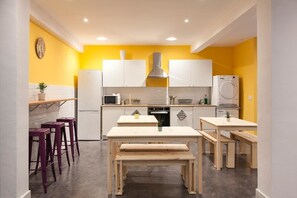Family dining - Balea Hostel (San Sebastián)
