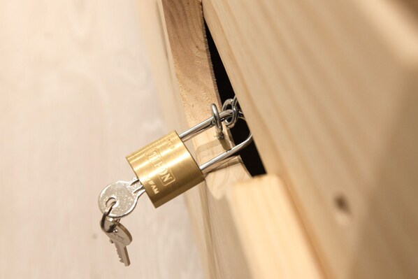 A padlock attached to a wooden structure. - Balea Hostel (San Sebastián)