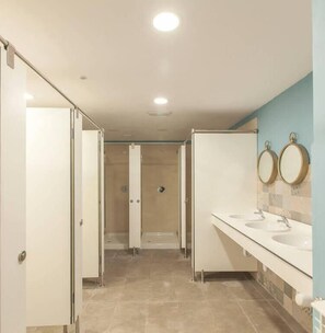 A bathroom with two sinks, a shower, and a toilet. - Balea Hostel (San Sebastián)