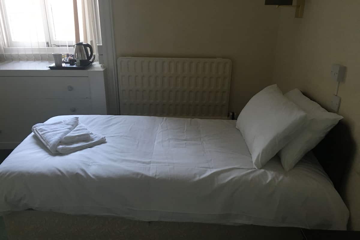 Chambre Simple, 1 lit une place | Fer et planche Ă repasser, Wi-Fi gratuit, draps fournis