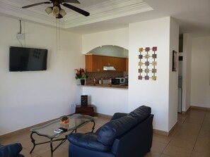 Apartemen Standar, 2 kamar tidur, Bebas Asap Rokok | Ruang keluarga | Televisi layar datar 32-inci dengan saluran TV kabel dan TV