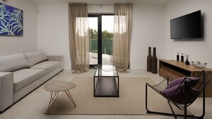 En moderne stue med sofa, sofabord og en lænestol. Der er et tv ophængt på væggen og en skydedør af glas, der fører til et udendørs område.