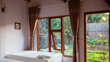 Minibar, escritorio, wifi gratis y ropa de cama