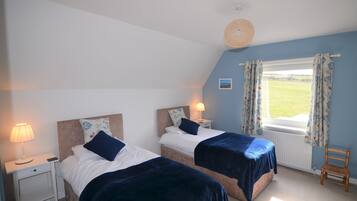 Ropa de cama de alta calidad, escritorio y cortinas blackout