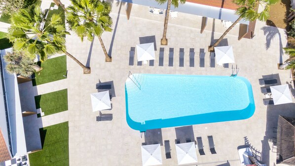 Außenpool, geöffnet von 10:00 Uhr bis 17:00 Uhr, Sonnenschirme