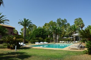 Seasonal outdoor pool, pool umbrellas, sun loungers - CasaRealia (Agrigento)