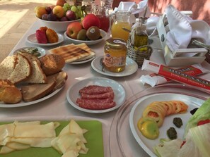بوفيه فطور مجانًا يوميًا