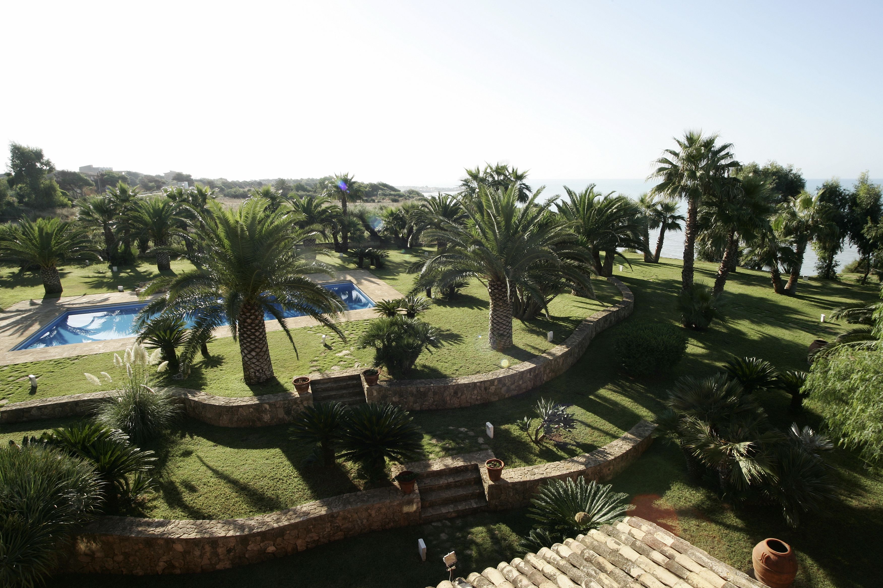 Een seizoensgebonden buitenzwembad, parasols voor strand/zwembad
