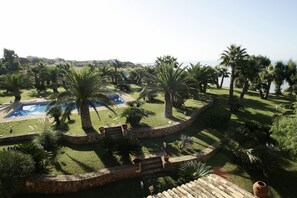 Piscine extérieure (ouverte en saison), parasols de plage