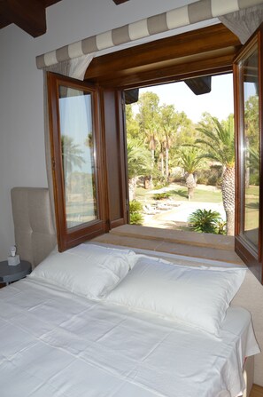 Suite, vue océan (Pietre Cadute) | Minibar, coffres-forts dans les chambres, rideaux occultants