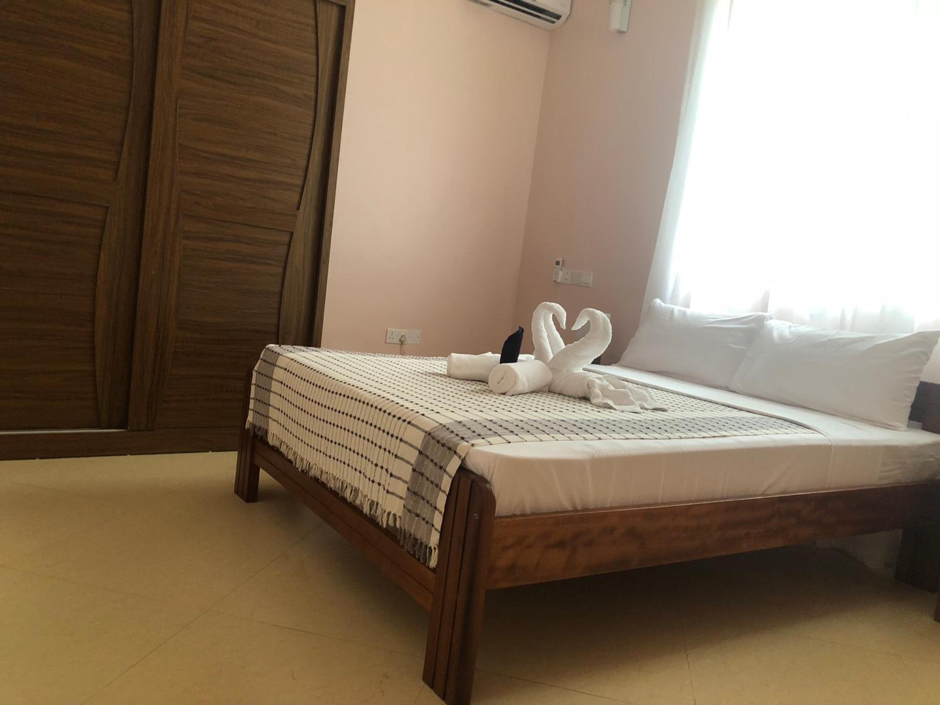 1 bedroom, desk, soundproofing, free cots/infant beds