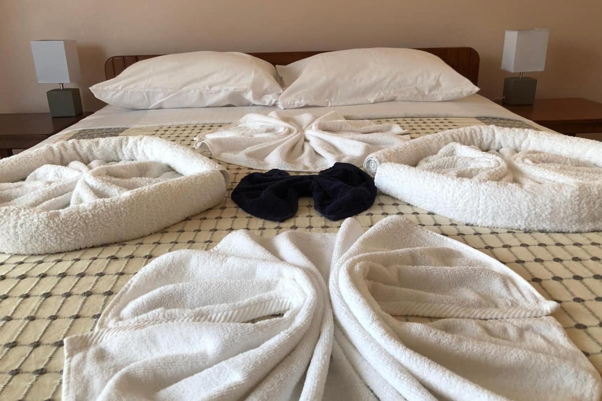 1 bedroom, desk, soundproofing, free cots/infant beds