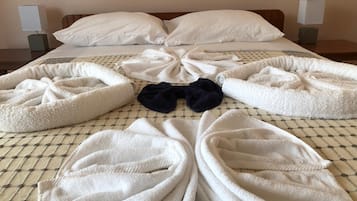 1 bedroom, desk, soundproofing, free cots/infant beds