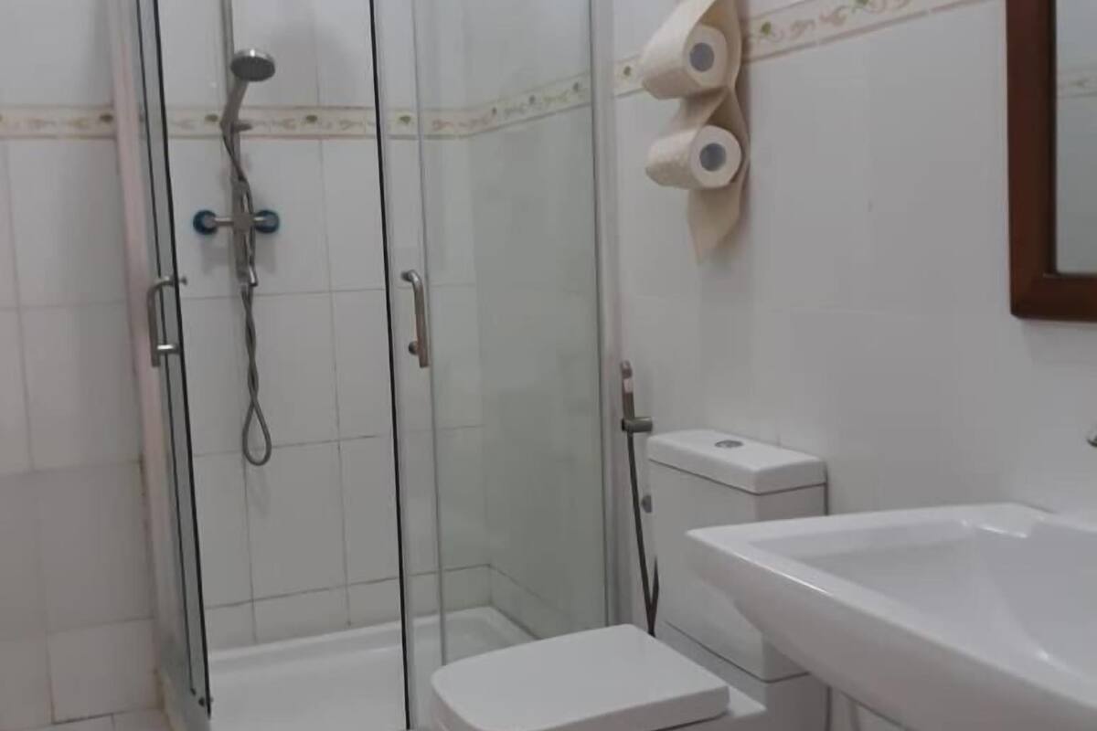 shower, free toiletries, towels