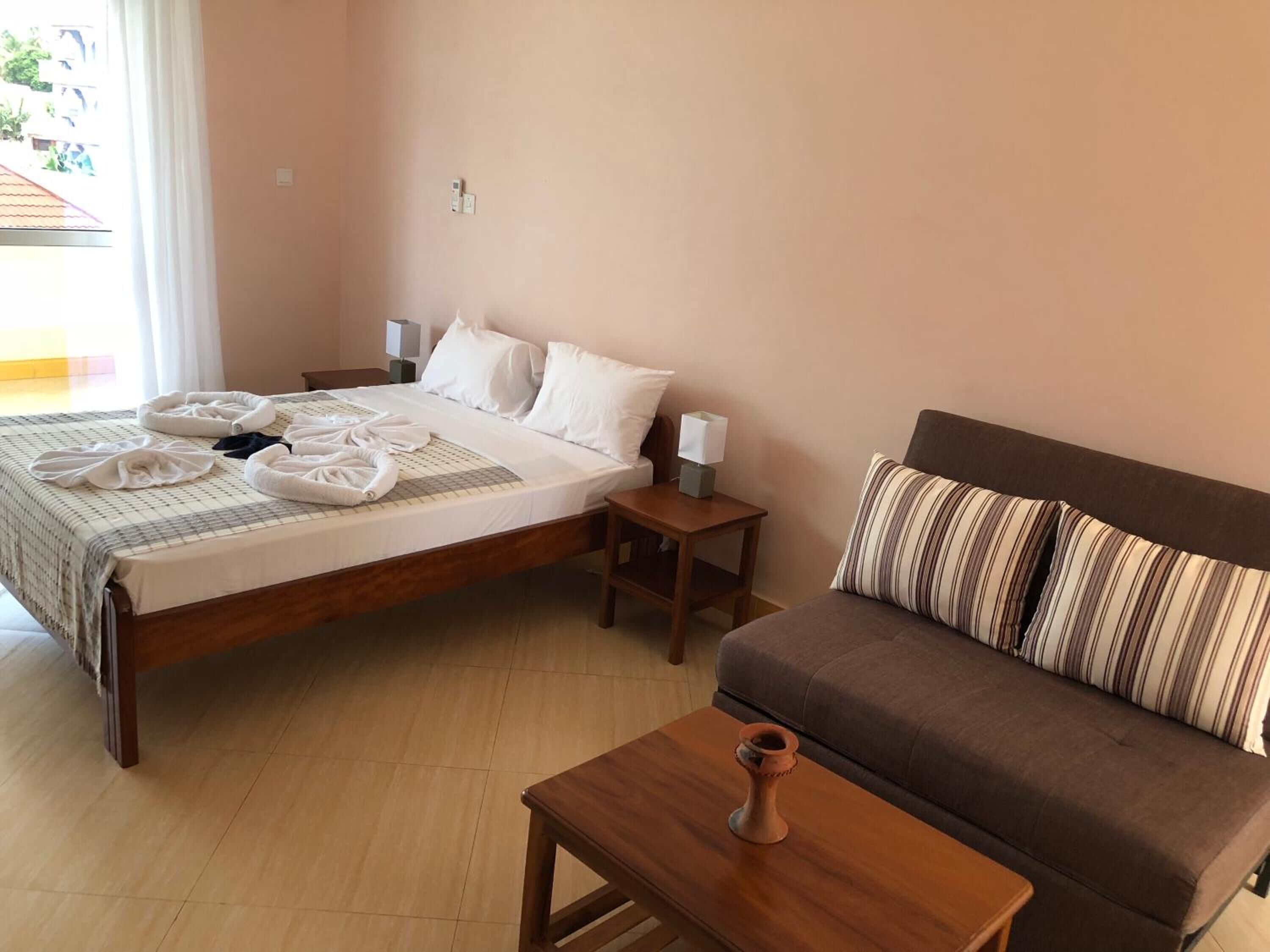 1 bedroom, desk, soundproofing, free cots/infant beds