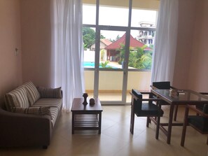 Flat-screen TV - Green Turaco (Chukwani)