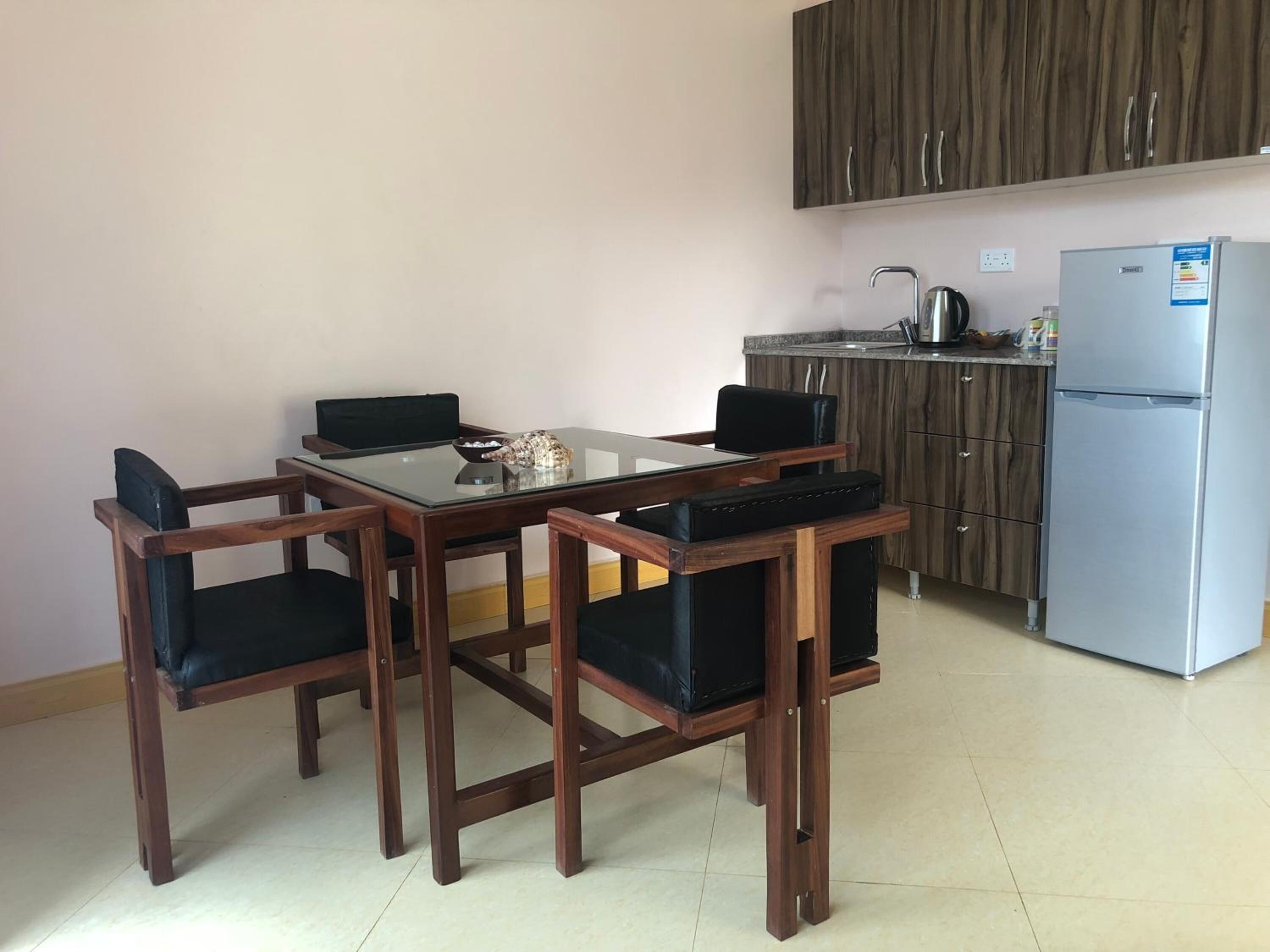 full-sized fridge, stovetop, electric kettle, cookware/dishes/utensils